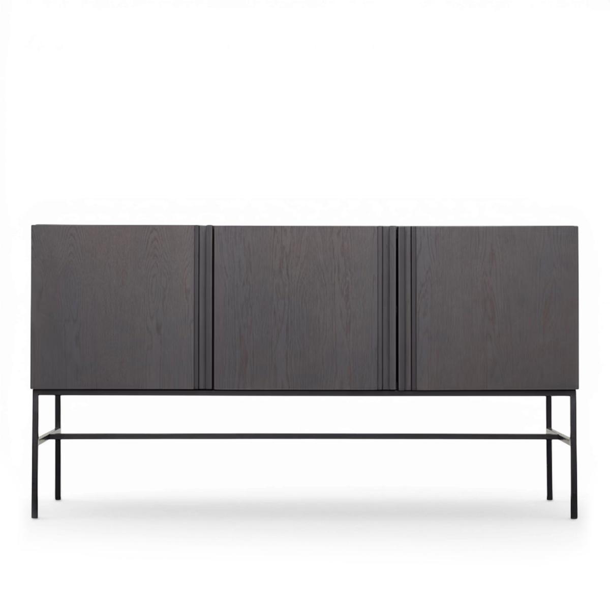 Fogia - Boss Sideboard 3 Dörrar, Betsad Ek, Svartbetsad, Träskiva, Metallunderrede - Skänkar och sideboards - Bo Westerdahl - Svart - Metall/Trä