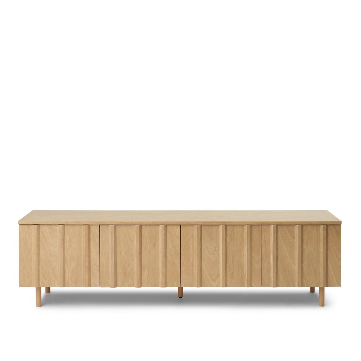 Normann Copenhagen - Rib Sideboard Low Oak - Skänkar och sideboards - Simon Legald - Träfärgad - Trä