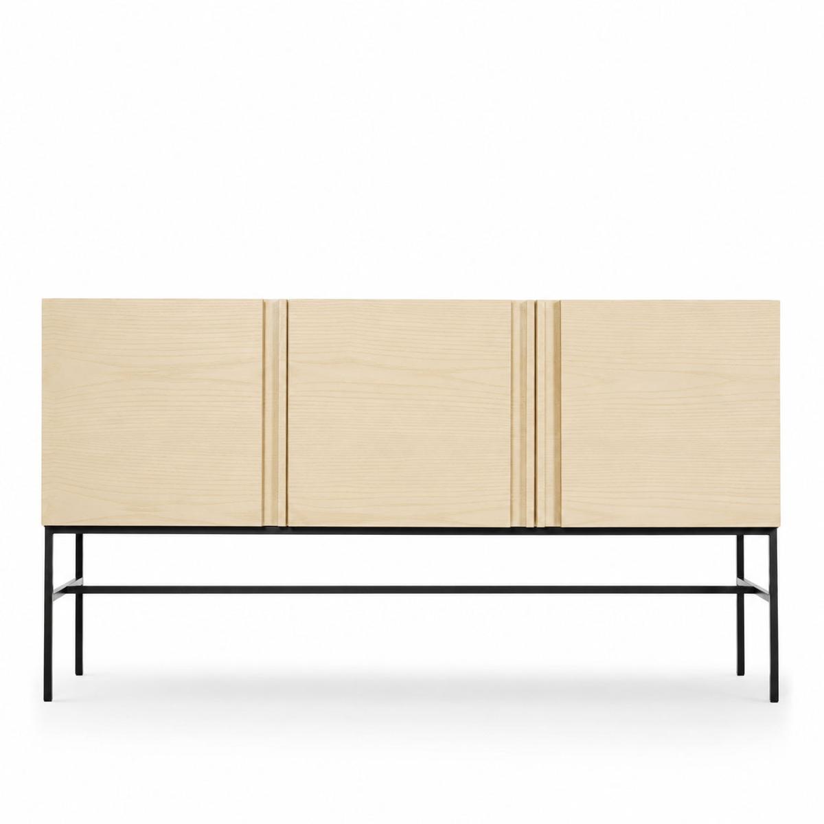 Fogia - Boss Sideboard 3 Dörrar, Lackad Ask, Träskiva, Metallunderrede - Skänkar och sideboards - Bo Westerdahl - Träfärgad - Metall/Trä