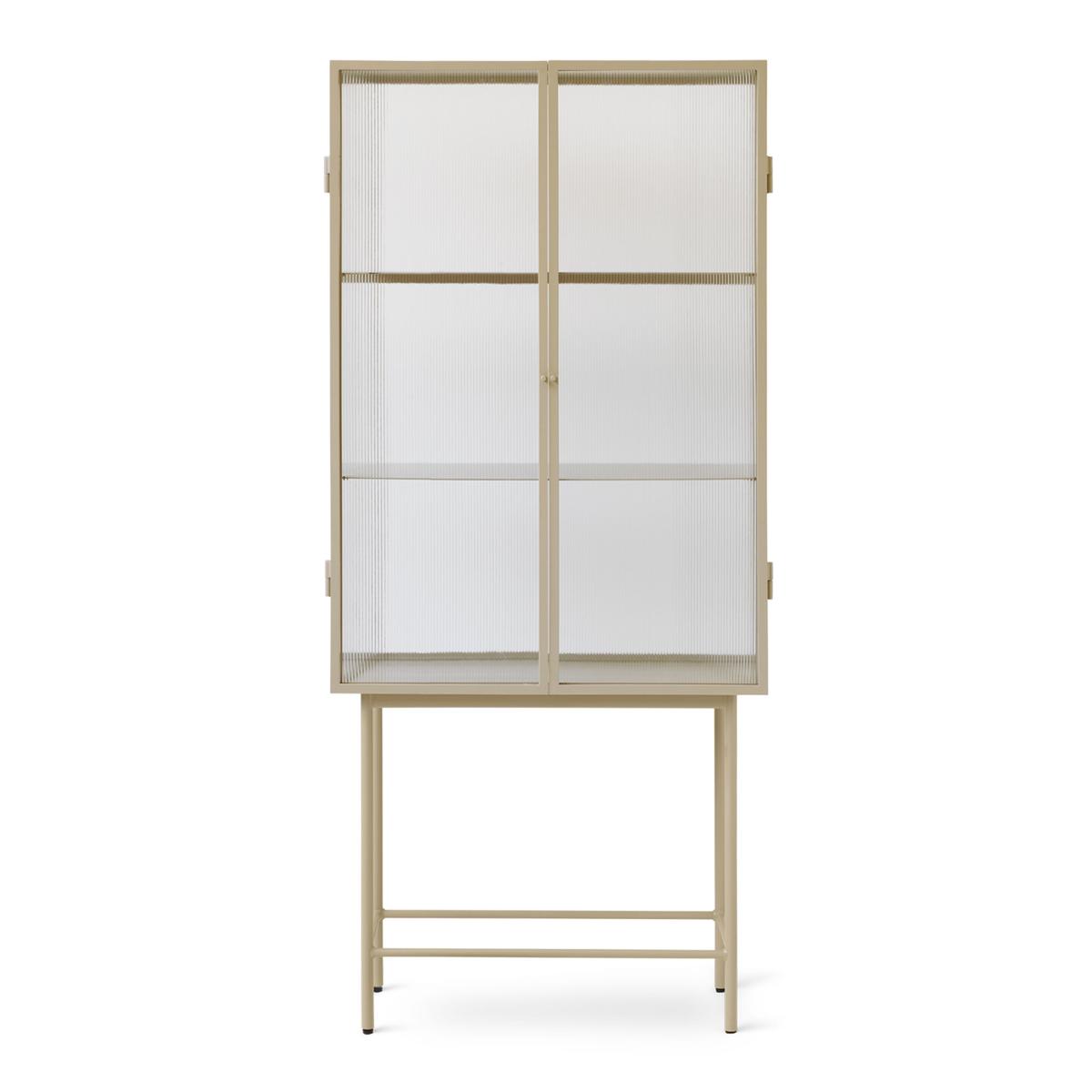 Ferm Living - Haze Vitrine Reeded Glass / Cashmere - Skåp och vitrinskåp - SAYS WHO - Beige,Träfärgad - Glas/Metall