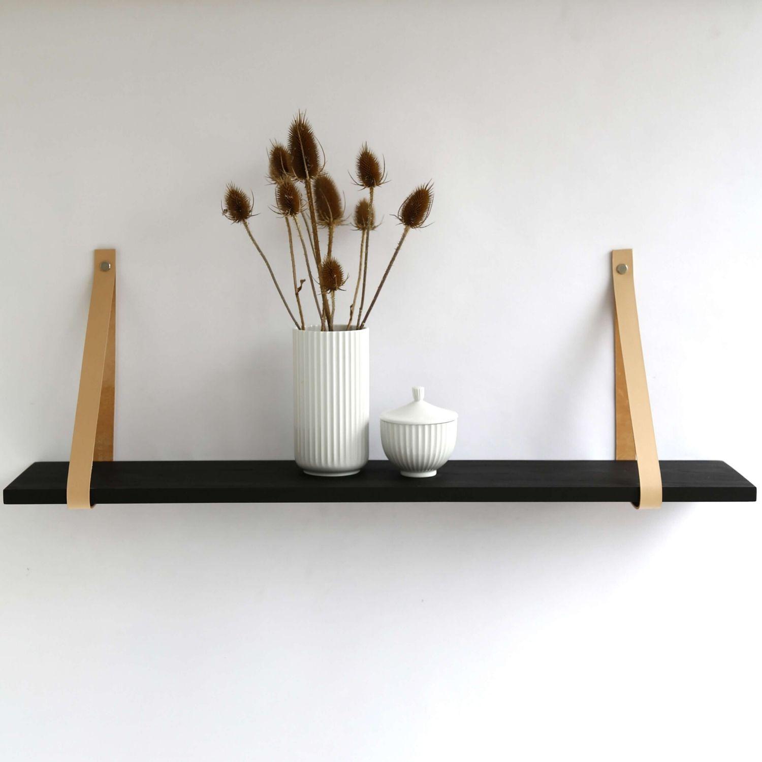 NocNoi Harre Vig vägghylla - svartoljad ek med naturläderrem, 50-100 50x20 cm